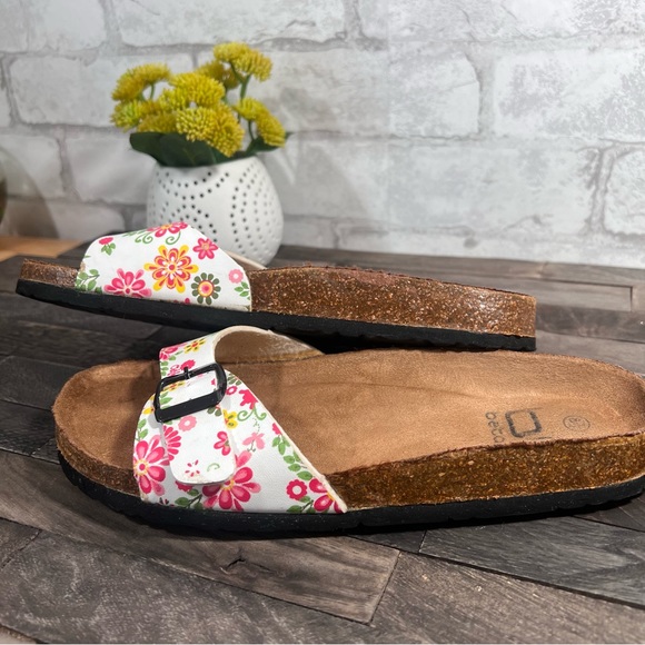 Betani began leather floral slides size 8.5 - Picture 3 of 8